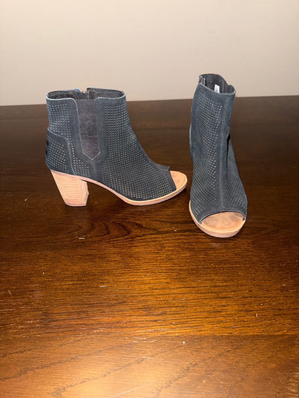 Tom’s Women's Open-Toe Suede Booties in Black size 6